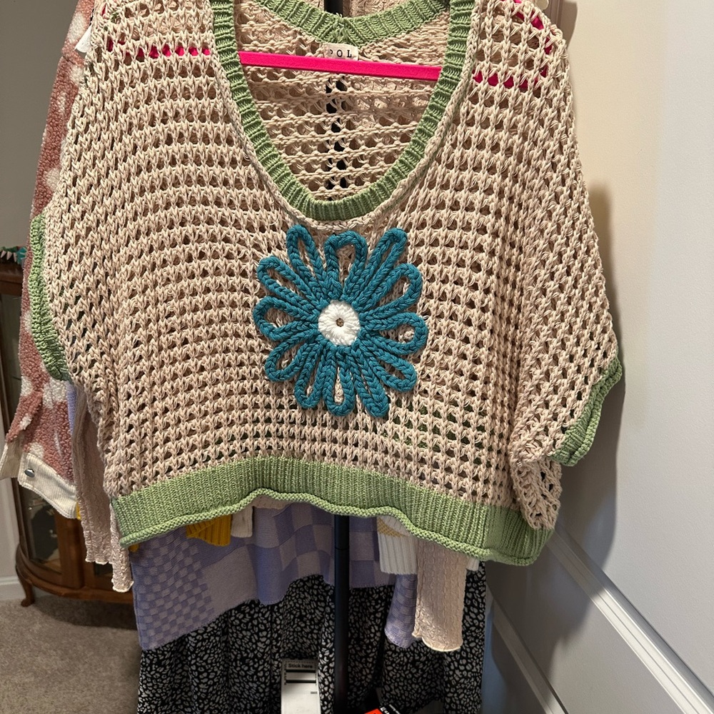 POL - Embroidery Flower Crocheted Top - Picture 2 of 5